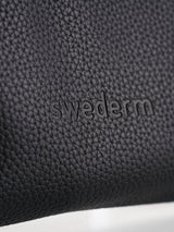 Kleine schwarze Kosmetiktasche mit Magnetverschluss