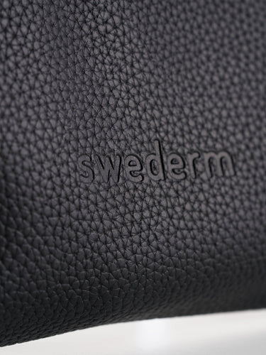 Kleine schwarze Kosmetiktasche mit Magnetverschluss