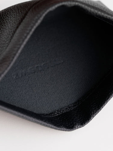 Kleine schwarze Kosmetiktasche mit Magnetverschluss