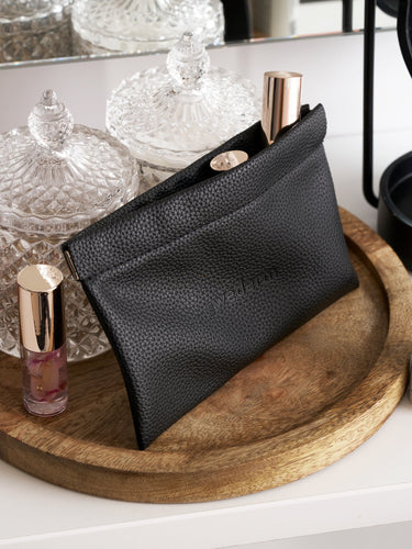 Kleine schwarze Kosmetiktasche mit Magnetverschluss