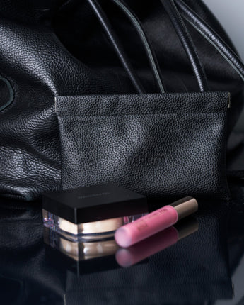 Kleine schwarze Kosmetiktasche mit Magnetverschluss