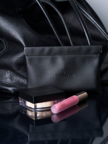 Kleine schwarze Kosmetiktasche mit Magnetverschluss